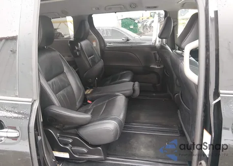 2016 Toyota Sienna Se 8 Passenger z USA, uszkodzony, nr VIN 5TDXK3DC0GS710053